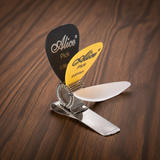 Attrape mediator guitare poser sur une table