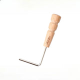 Clé truss rod ergonomique insérée dans le manche d’une guitare acoustique