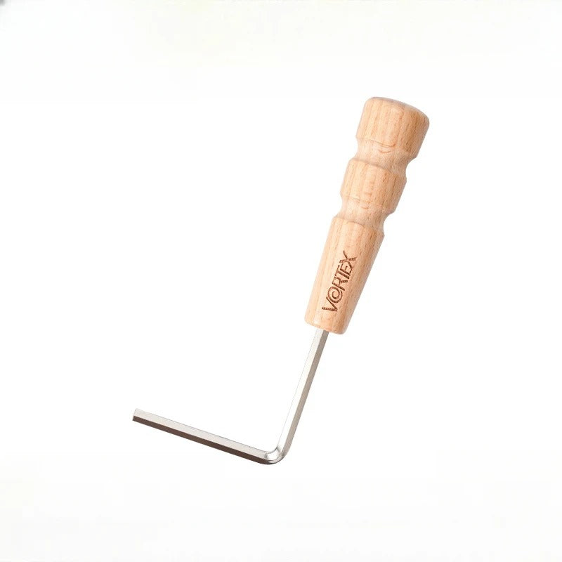 Clé truss rod ergonomique insérée dans le manche d’une guitare acoustique