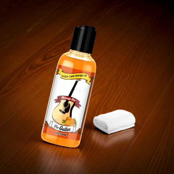 une bouteille d'huile avec un chiffon pour guitare poser sur une table