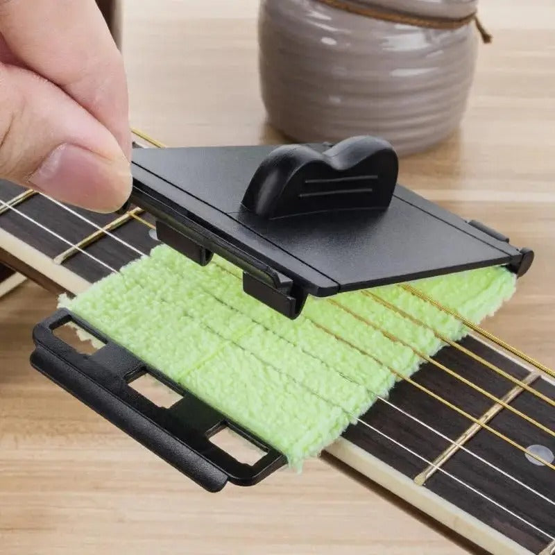 Accessoire pratique pour nettoyer rapidement les cordes de guitare et prolonger leur durée de vie