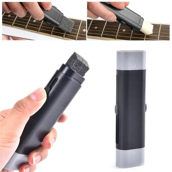 Musicen nettoyant sa guitare folk avec le stylo anti-rouille