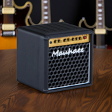 Support de mediators guitare posé sur une table et derriere des guitares