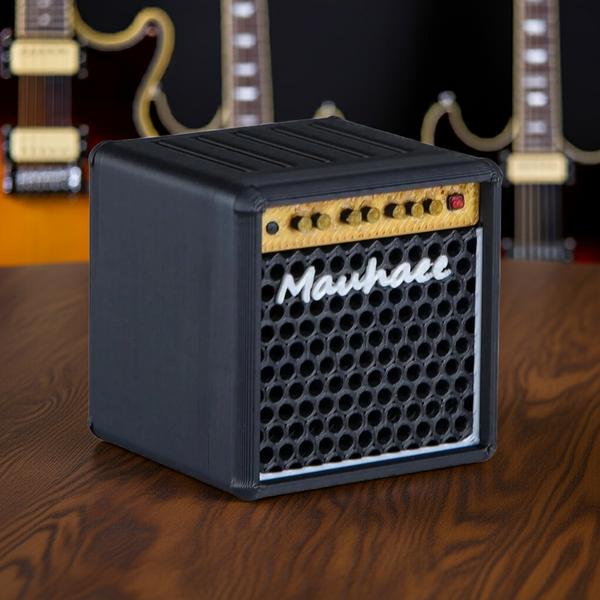 Support de mediators guitare posé sur une table et derriere des guitares