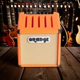 Support de mediators guitare sur une table en bois 