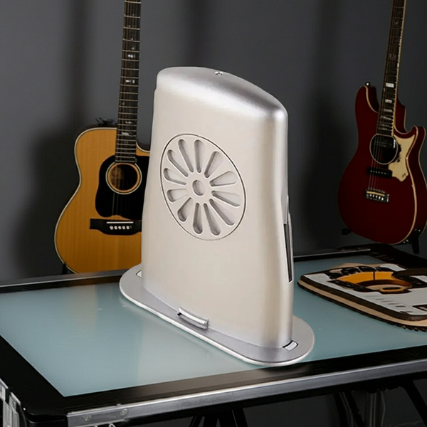 humidificateur de guitare posée sur une table 